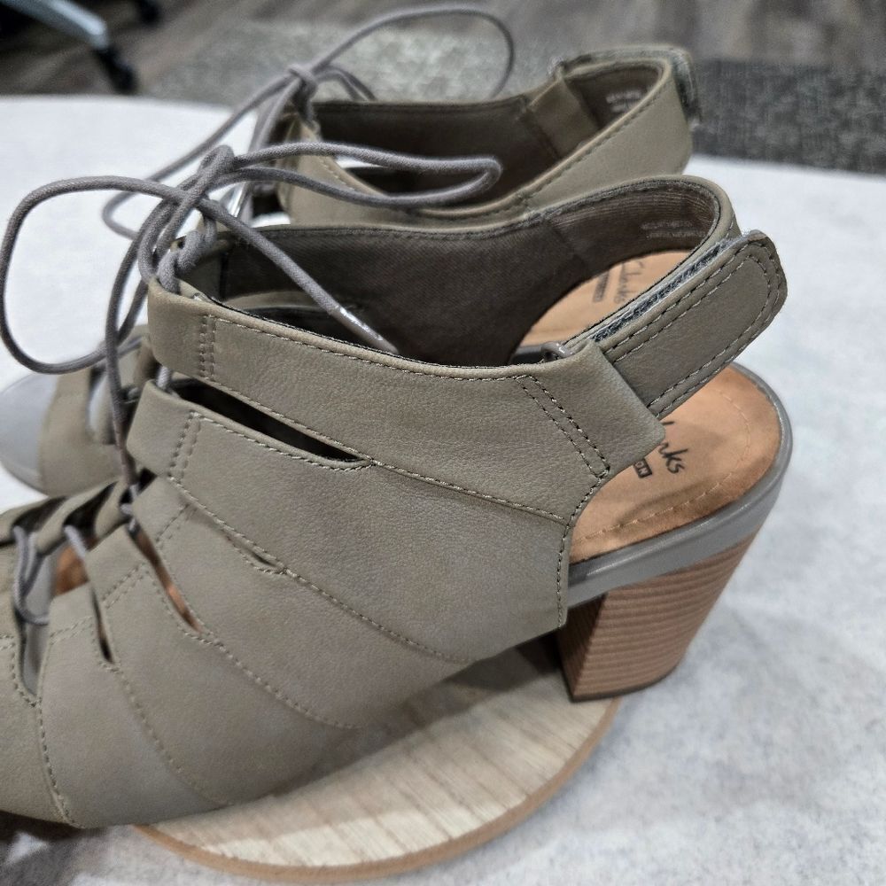 🐢 Clarks Banoy Waneta Lace up Heel Dress Sandal Size 9 Sage Nubuck - Picture 11 of 14